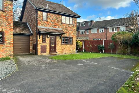 3 bedroom detached house to rent, Emery Down Close, Bracknell RG12