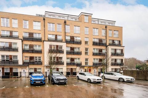 2 bedroom flat to rent, Lanadron Close, Isleworth, TW7
