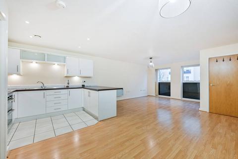 2 bedroom flat to rent, Lanadron Close, Isleworth, TW7