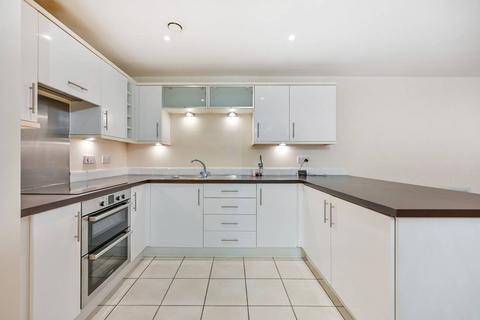 2 bedroom flat to rent, Lanadron Close, Isleworth, TW7
