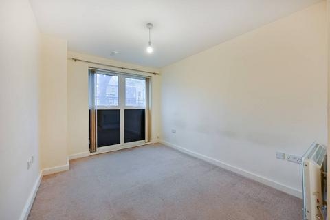 2 bedroom flat to rent, Lanadron Close, Isleworth, TW7