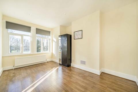 2 bedroom flat to rent, Melfort Road, Thornton Heath