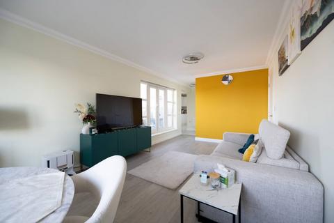 2 bedroom flat for sale, Omega Court, Watford, WD18