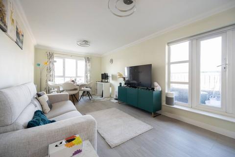2 bedroom flat for sale, Omega Court, Watford, WD18