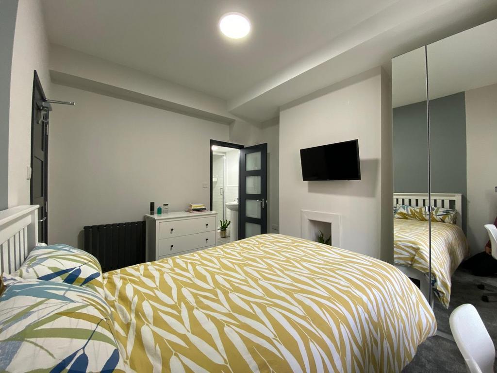 Bright, well-presented double bedroom with a pa...