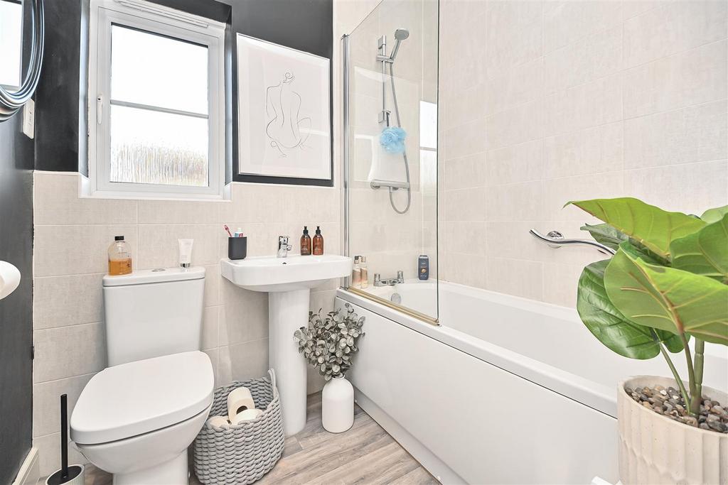 2 Briscoe Close Bathroom.jpg