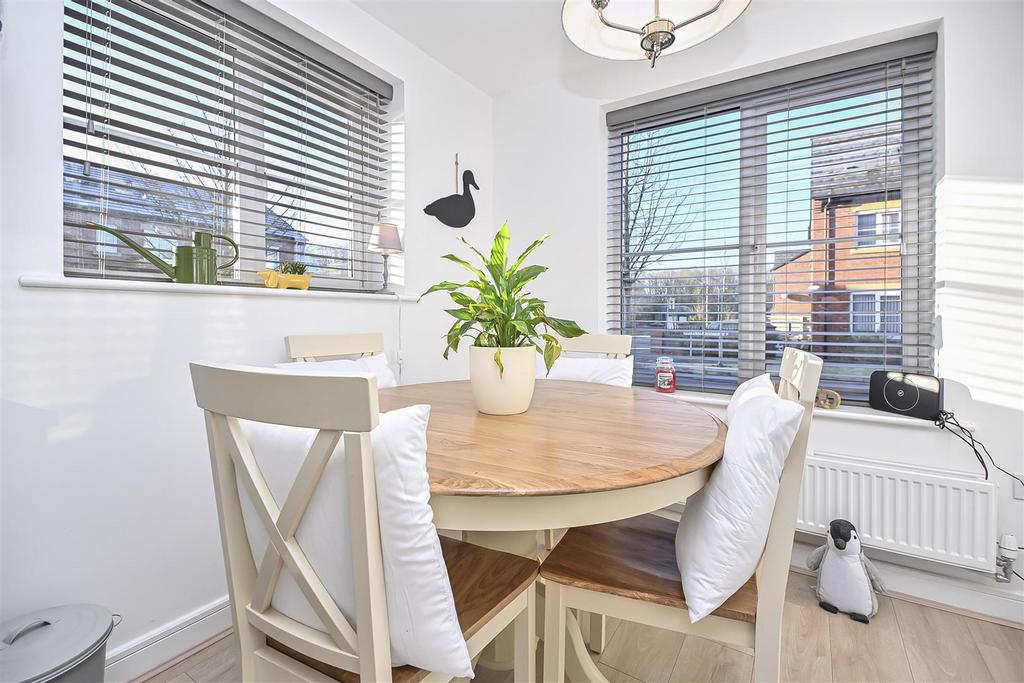 2 Briscoe Close Dining kitchen (2).jpg