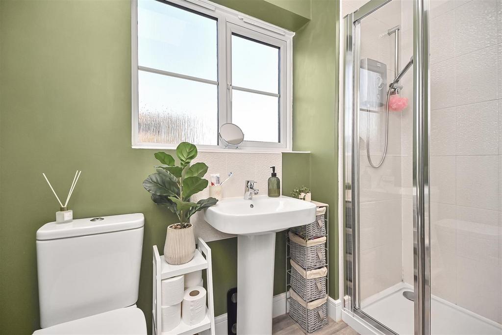 2 Briscoe Close En-Suite.jpg