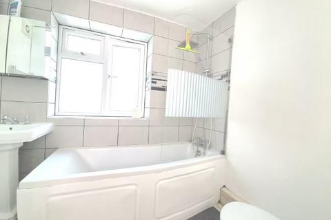4 bedroom terraced house to rent, Fentons Avenue, London E13