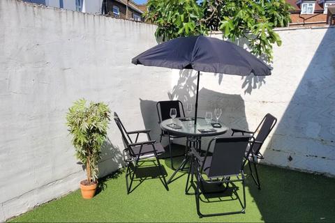 4 bedroom terraced house to rent, Fentons Avenue, London E13