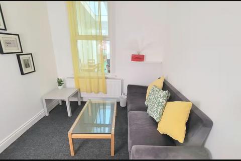 4 bedroom terraced house to rent, Fentons Avenue, London E13