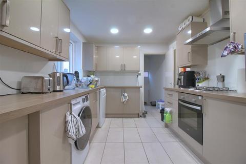 3 bedroom flat to rent, Ancrum Street, Spital Tongues