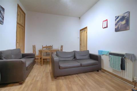 3 bedroom flat to rent, Ancrum Street, Spital Tongues