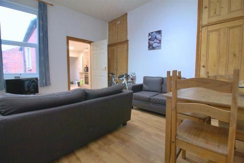 3 bedroom flat to rent, Ancrum Street, Spital Tongues
