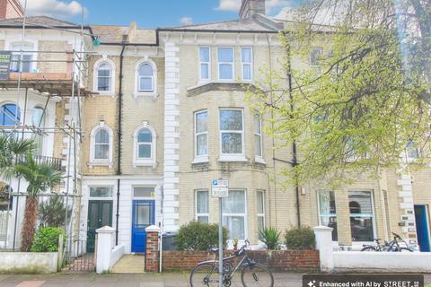 1 bedroom in a house share to rent, Lushington Road, Eastbourne, BN21