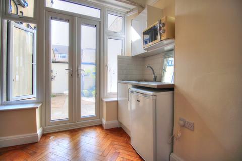 1 bedroom in a house share to rent, Lushington Road, Eastbourne, BN21