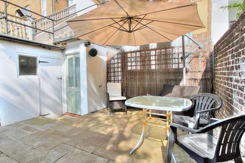 1 bedroom apartment to rent, South Street, Eastbourne, BN21