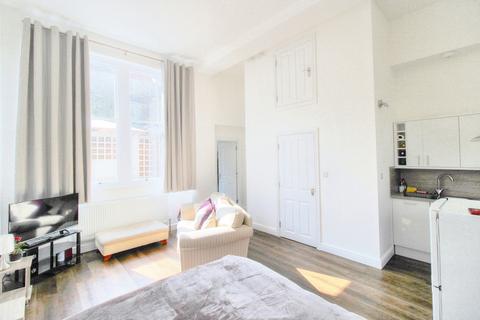 1 bedroom apartment to rent, South Street, Eastbourne, BN21