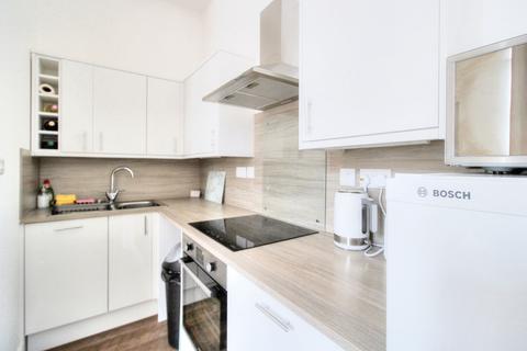 1 bedroom apartment to rent, South Street, Eastbourne, BN21