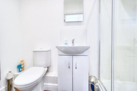 1 bedroom apartment to rent, South Street, Eastbourne, BN21