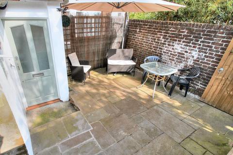 1 bedroom apartment to rent, South Street, Eastbourne, BN21