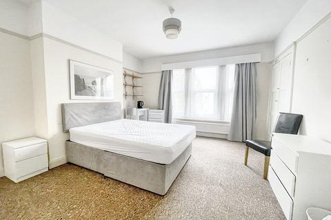1 bedroom in a house share to rent, Lushington Road, Eastbourne, BN21