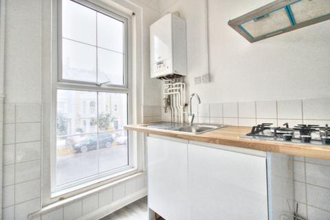 3 bedroom flat to rent, Lushington Road, Eastbourne, BN21