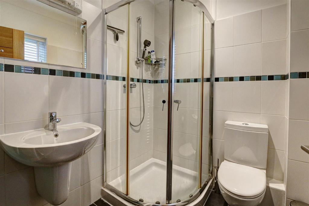 En Suite Shower: