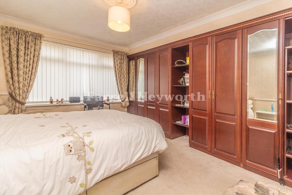Bedroom 1 image 2