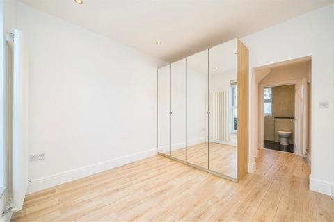 2 bedroom flat to rent, Lewisham Way, London SE14