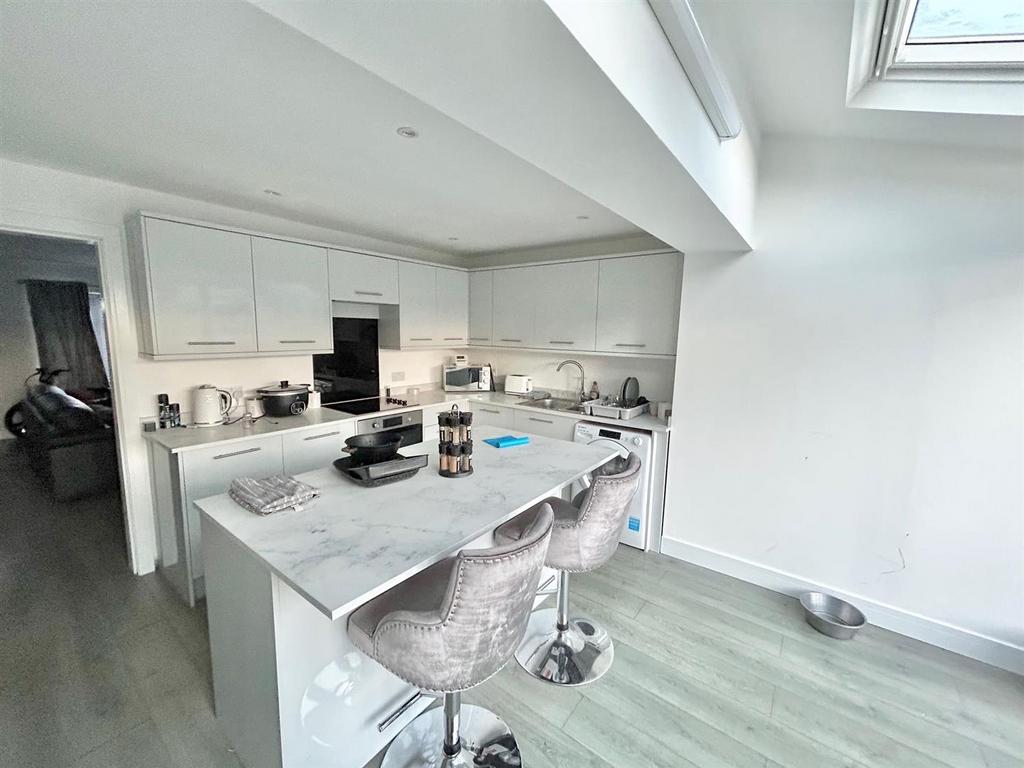 Kitchen 2.jpg
