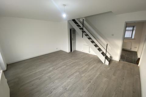 3 bedroom semi-detached house to rent, Belmont Way, Oldham, Lancashire, OL9