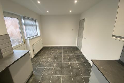 3 bedroom semi-detached house to rent, Belmont Way, Oldham, Lancashire, OL9