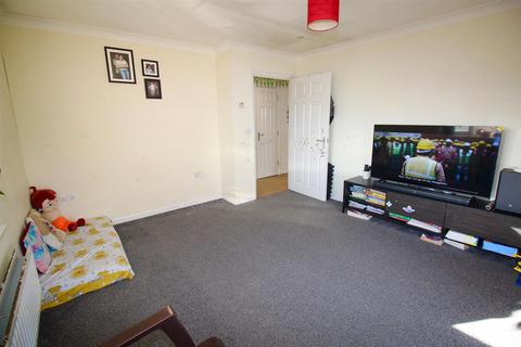 2 bedroom flat for sale, Cotswold Drive, Stevenage