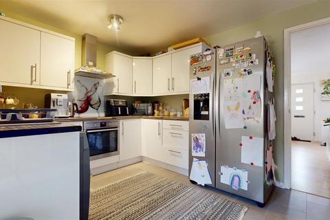 2 bedroom end of terrace house for sale, Pettingrew Close, Milton Keynes MK7