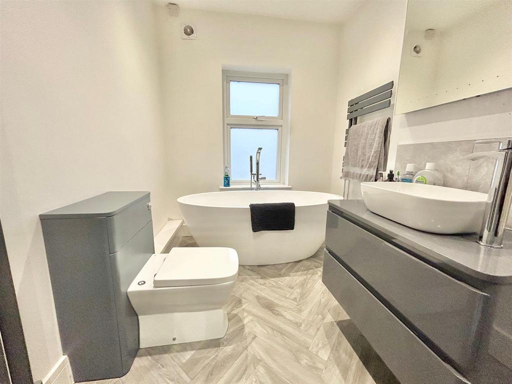 Bathroom 2.jpg