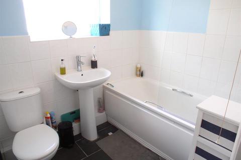 2 bedroom flat to rent, Starrett Court, Beecot Lane, Walton on Thames