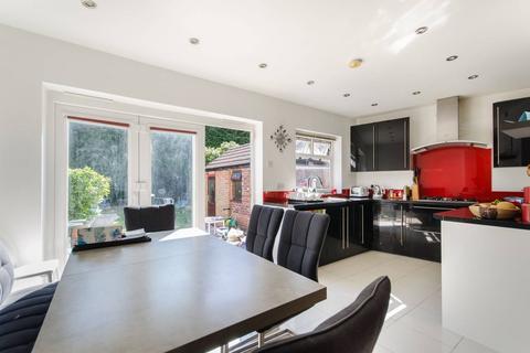 3 bedroom semi-detached house to rent, George V Avenue, Pinner, HA5