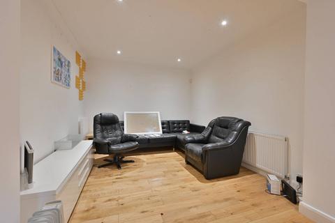 4 bedroom semi-detached house to rent, Ridgehurst Avenue, WD25, Watford, WD25