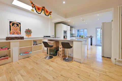 4 bedroom semi-detached house to rent, Ridgehurst Avenue, WD25, Watford, WD25