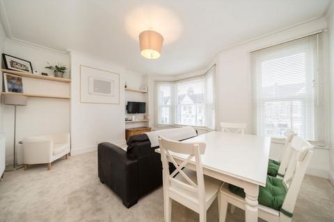 2 bedroom flat to rent, Windsor Road, London NW2
