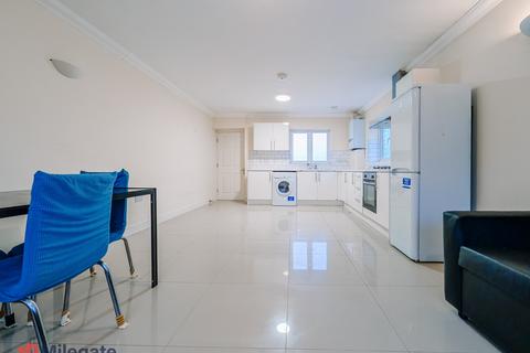 2 bedroom flat to rent, Bennetts Yard, Uxbridge UB8