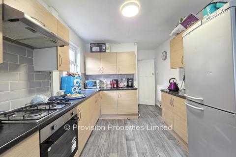 4 bedroom semi-detached house to rent, Dennistead Crescent, Headingley LS6