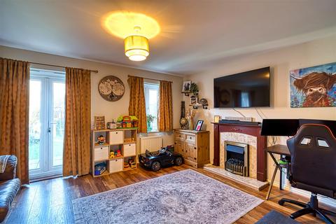 3 bedroom semi-detached house for sale, Chaffinch Chase, Gillingham