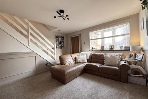 3 bedroom semi-detached house for sale, Woodlands Drive, Skelmanthorpe, Huddersfield HD8 9DB