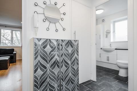 2 bedroom flat to rent, John Maurice Close, London SE17