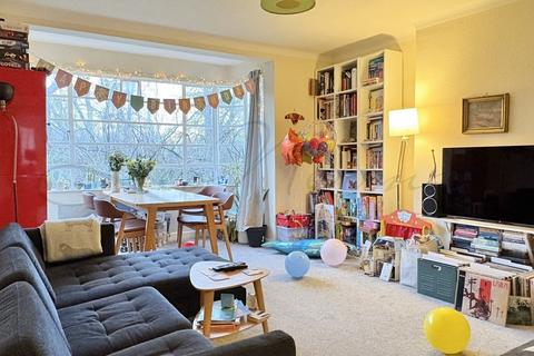 3 bedroom flat to rent, Clissold Court, Greenway N4