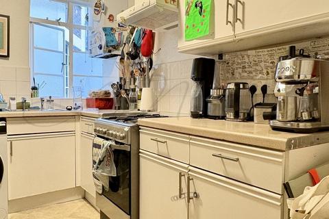 3 bedroom flat to rent, Clissold Court, Greenway N4