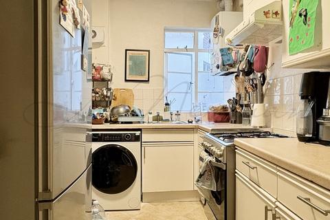3 bedroom flat to rent, Clissold Court, Greenway N4
