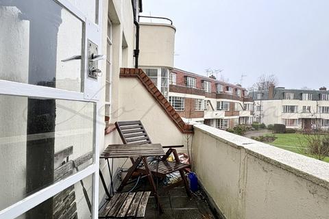 3 bedroom flat to rent, Clissold Court, Greenway N4